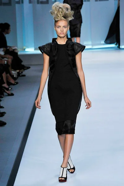 Look 16